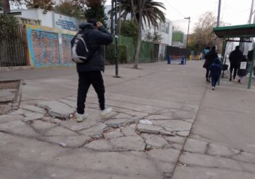 Vereda agrietada a metros de paradero de buses preocupa a peatones en Pudahuel