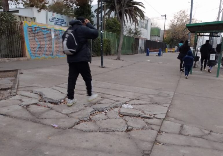 Vereda agrietada a metros de paradero de buses preocupa a peatones en Pudahuel