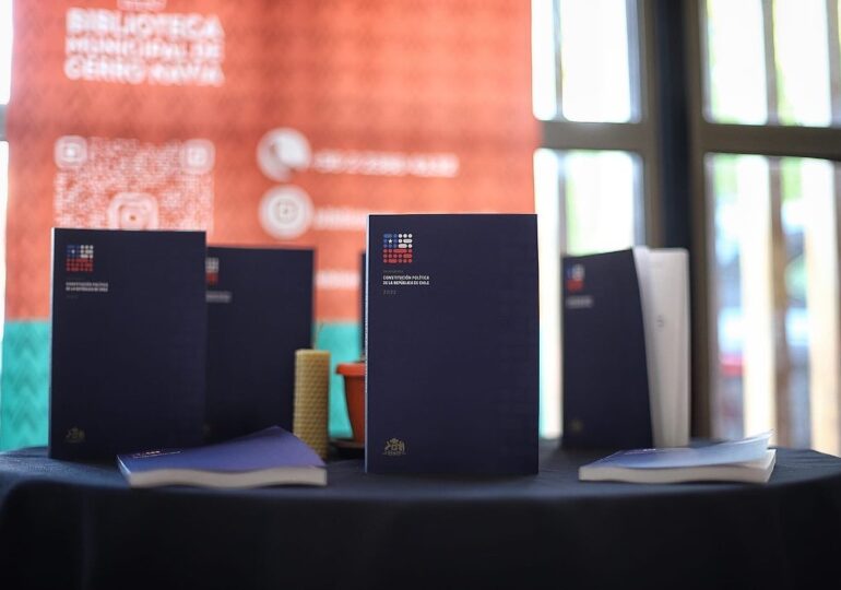 Librería Popular de Cerro Navia ofrece propuesta de Nueva Constitución impresa “a precio justo”