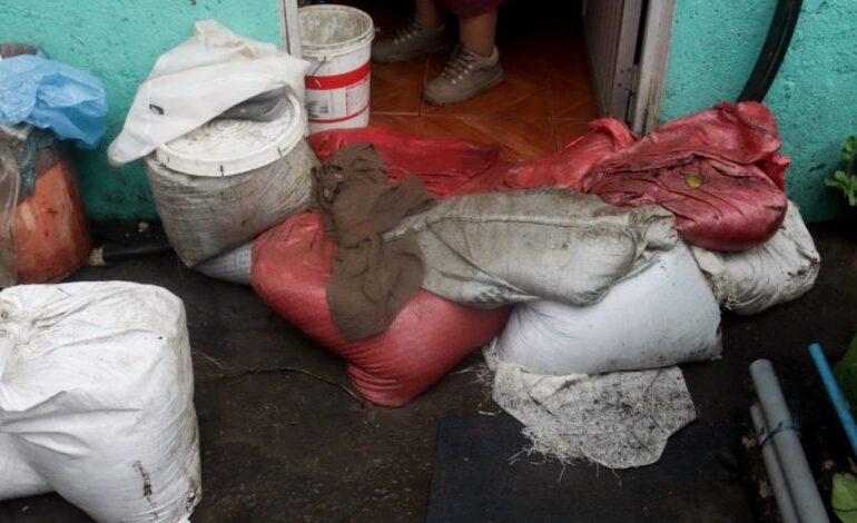 El campamento Villa Roberto Parra de Pudahuel vive el lado crudo de las lluvias y vecinos temen nuevas inundaciones