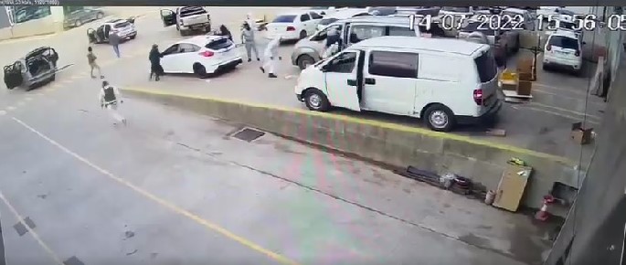 Cerca de 30 delincuentes roban tienda de aparatos electrónicos en Pudahuel