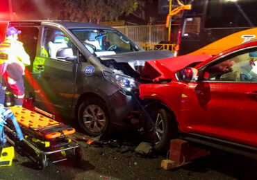 Choque frontal entre vehículos motorizados deja seis personas lesionados en Pudahuel