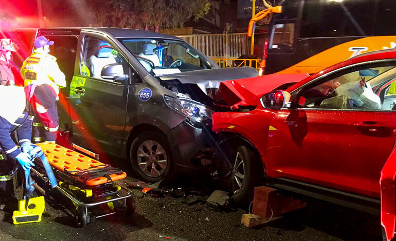 Choque frontal entre vehículos motorizados deja seis personas lesionados en Pudahuel