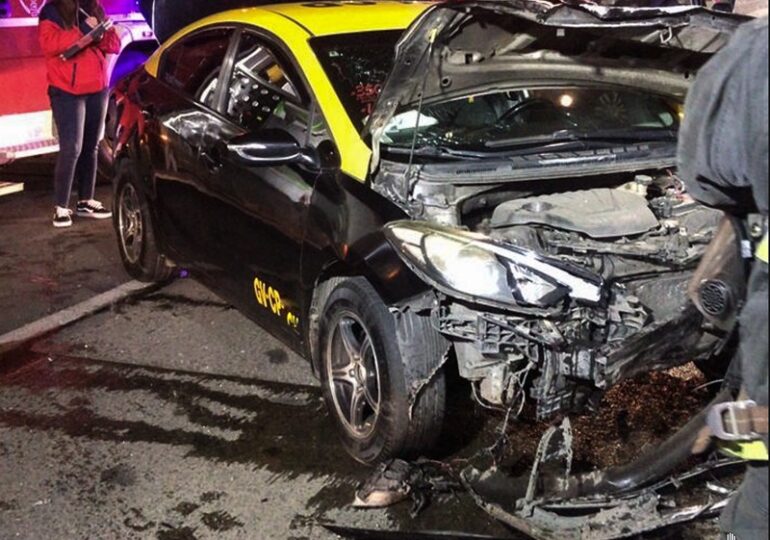 Conductores y pasajeros lesionados por choque de dos taxis en Pudahuel