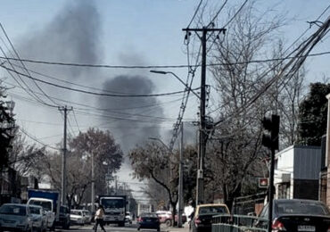 Bomberos se protegen de agresiones con hachas al concurrir a sofocar incendio en Cerro Navia