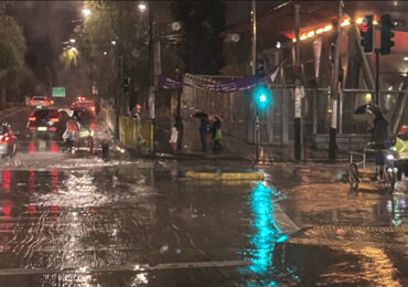 Apareció el triciclo: vecinos evitan que la gente se moje los zapatos al cruzar San Pablo en Pudahuel