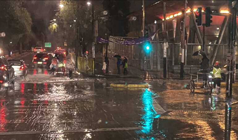 Apareció el triciclo: vecinos evitan que la gente se moje los zapatos al cruzar San Pablo en Pudahuel
