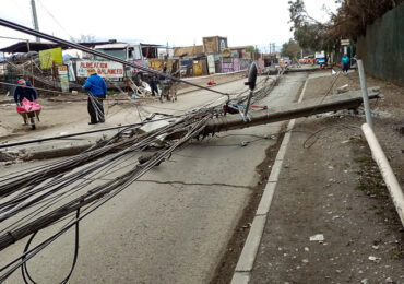 Camión derriba 15 postes del tendido de cables dejando sin luz a familias de Pudahuel y Cerro Navia