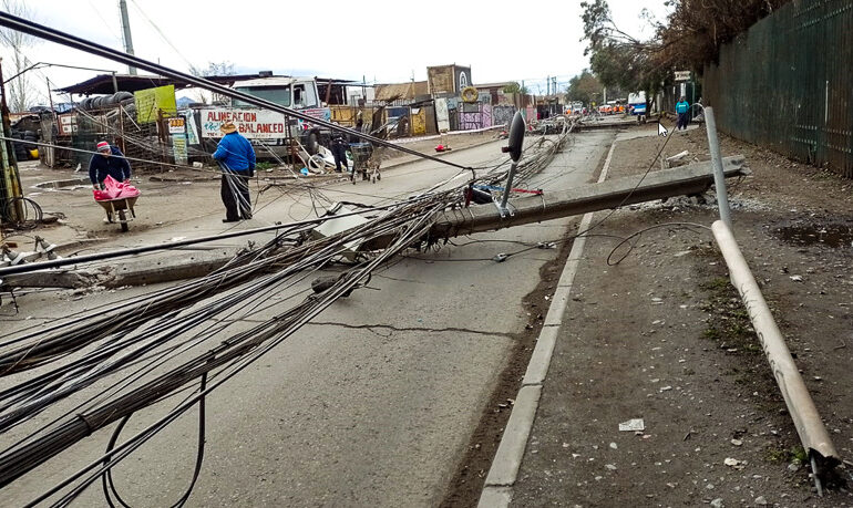 Camión derriba 15 postes del tendido de cables dejando sin luz a familias de Pudahuel y Cerro Navia