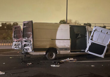 Delincuentes armados interceptan vehículo blindado y termina quemado en ruta 68 sector Pudahuel