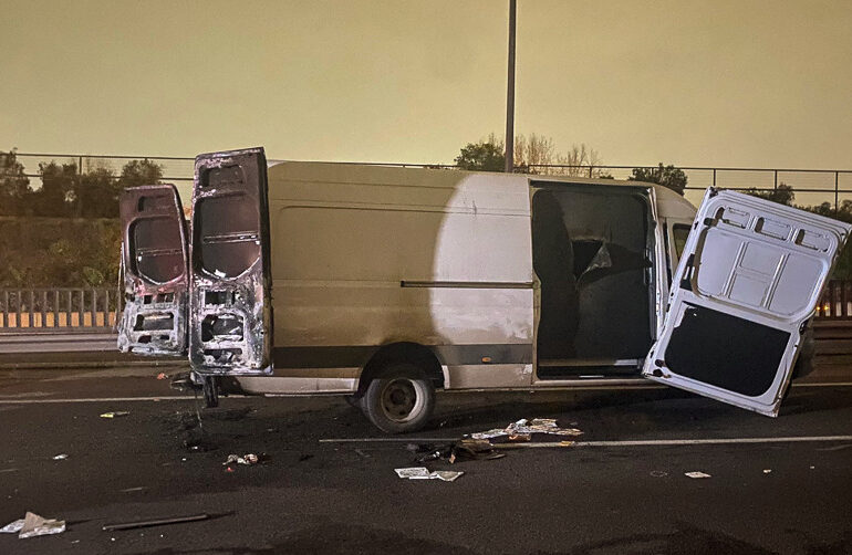 Delincuentes armados interceptan vehículo blindado y termina quemado en ruta 68 sector Pudahuel