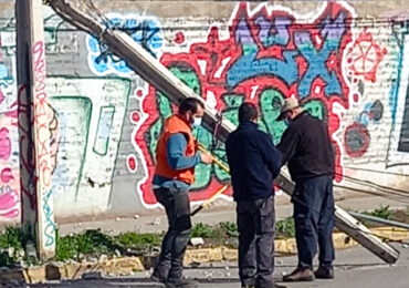 Camión derriba poste del tendido de cables aéreos y deja amplio sector sin comunicaciones en Pudahuel Norte