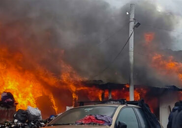 Incendio destruye vivienda en pasaje Santa Victoria con San Pablo en Pudahuel