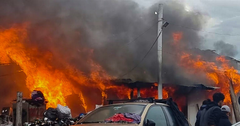 Incendio destruye vivienda en pasaje Santa Victoria con San Pablo en Pudahuel