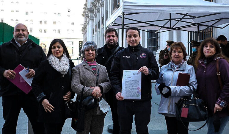 Alcalde de Pudahuel entrega documentos que exige mayor dotación policial a ministra del Interior