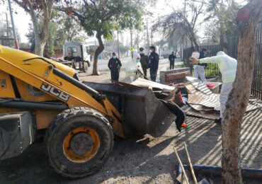 Rucos son sacados de plaza pública con apoyo policial en Pudahuel