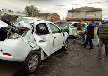 Muere hombre en choque de automóvil con poste del tendido de cables en altura en Pudahuel