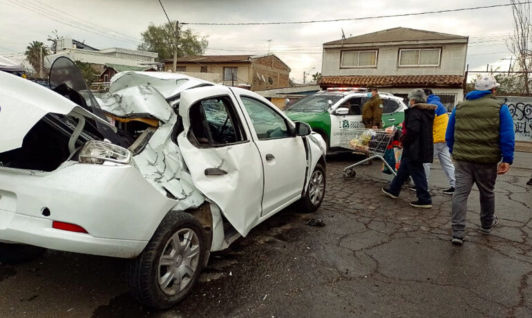 Muere hombre en choque de automóvil con poste del tendido de cables en altura en Pudahuel