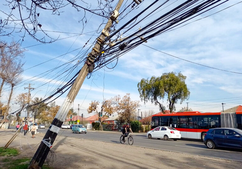 Poste de cables aéreos a punto de caer en avenida San Pablo en Pudahuel