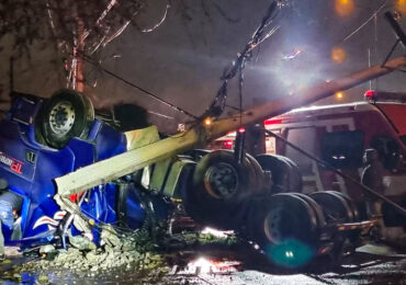 Camión volcó quedando su cabina destruida y conductor sobrevive en Pudahuel 