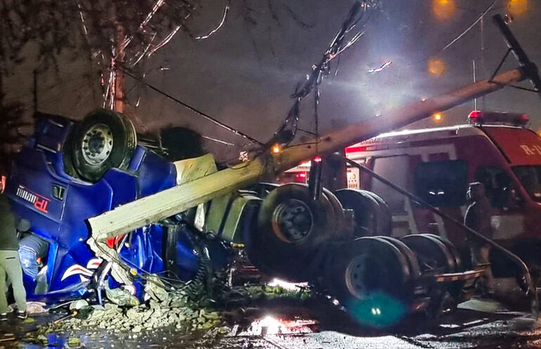 Camión volcó quedando su cabina destruida y conductor sobrevive en Pudahuel