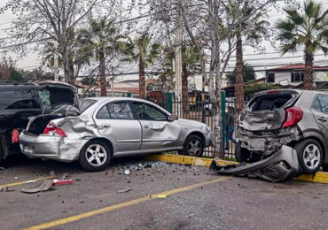 Persecución entre vehículos al interior de estacionamiento deja cinco vehículos chocados en Pudahuel