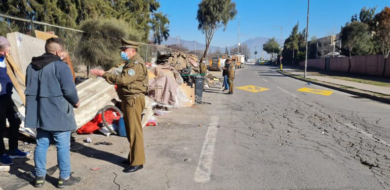 Retiran rucos de gente en situación de calle cercanos a escuela en Pudahuel Sur