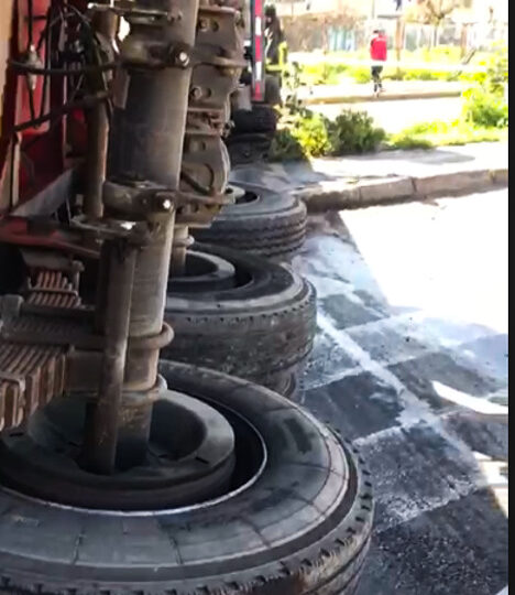 Camión de alto tonelaje volcó en avenida Laguna Sur En Pudahuel