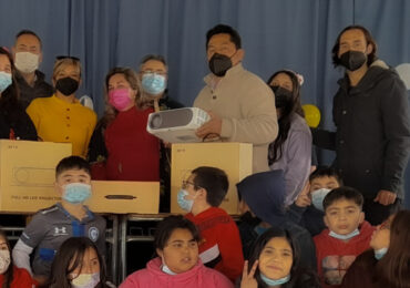 Empresa privada regala data proyectores y celebra jornada entretenida con comunidad escolar en Pudahuel rural 