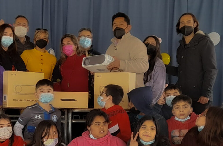 Empresa privada regala data proyectores y celebra jornada entretenida con comunidad escolar en Pudahuel rural 