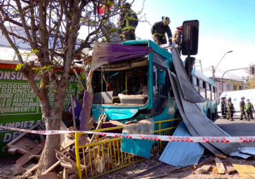 Once personas heridas en choque de bus con estructura sólida de clínica dental en Cerro Navia