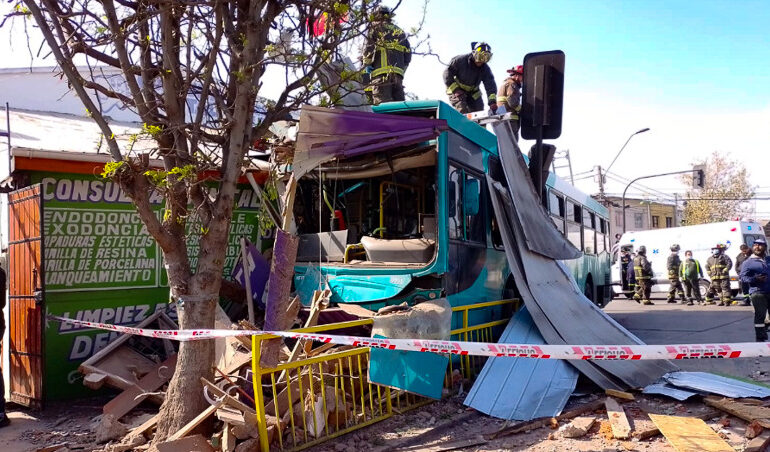 Once personas heridas en choque de bus con estructura sólida de clínica dental en Cerro Navia
