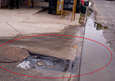 Pozas con agua de alcantarillas inquieta a vecinos a metros de centro de salud en Pudahuel