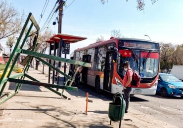 Paradero de buses de locomoción pública se derrumba en Pudahuel