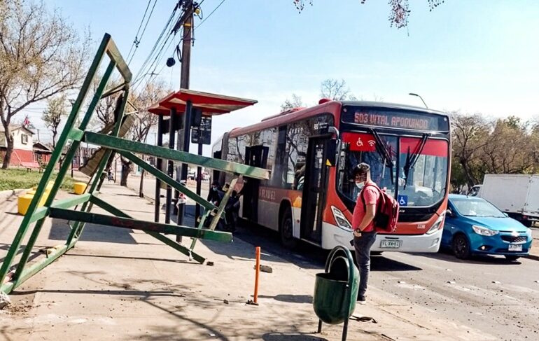 Paradero de buses de locomoción pública se derrumba en Pudahuel