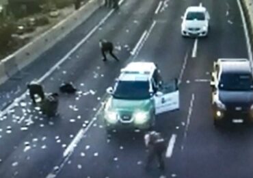 Delincuentes que asaltan local comercial en Pudahuel lanzan el dinero en la calle 