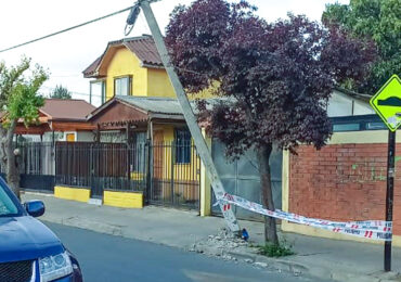 Poste de cemento destruido cercano a escuelas en Pudahuel sur inquieta a vecinos