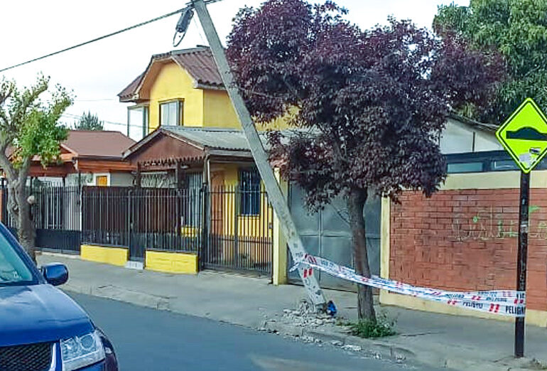 Poste de cemento destruido cercano a escuelas en Pudahuel sur inquieta a vecinos
