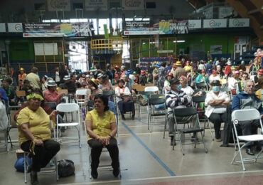 Cerro Navia reúne a más de 400 adultos mayores en el gimnasio municipal celebran actividad recreativa