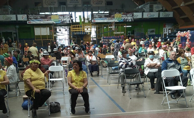 Cerro Navia reúne a más de 400 adultos mayores en el gimnasio municipal celebran actividad recreativa