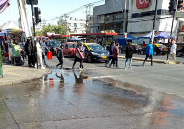 Agua de alcantarilla que no permitía el libre paso a estación Metro fue reparada en Pudahuel