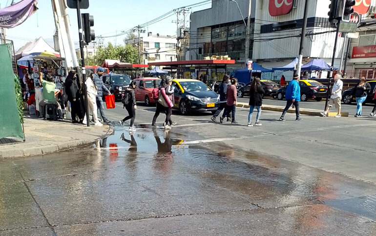Agua de alcantarilla que no permitía el libre paso a estación Metro fue reparada en Pudahuel