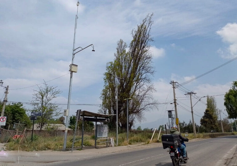 Insólito: Vecinos denuncian que cámara de vigilancia lleva meses instalada en el sector Pudahuel rural y no funciona