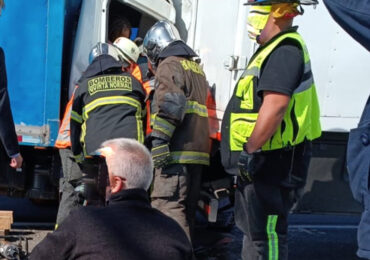 Choque de camiones deja conductor atrapado en Pudahuel