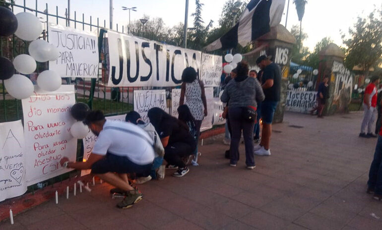 Velatón por joven asesinado por delincuente en plaza pública en Pudahuel