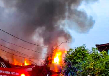 Incendio estructural destruye casa de dos pisos en Pudahuel norte