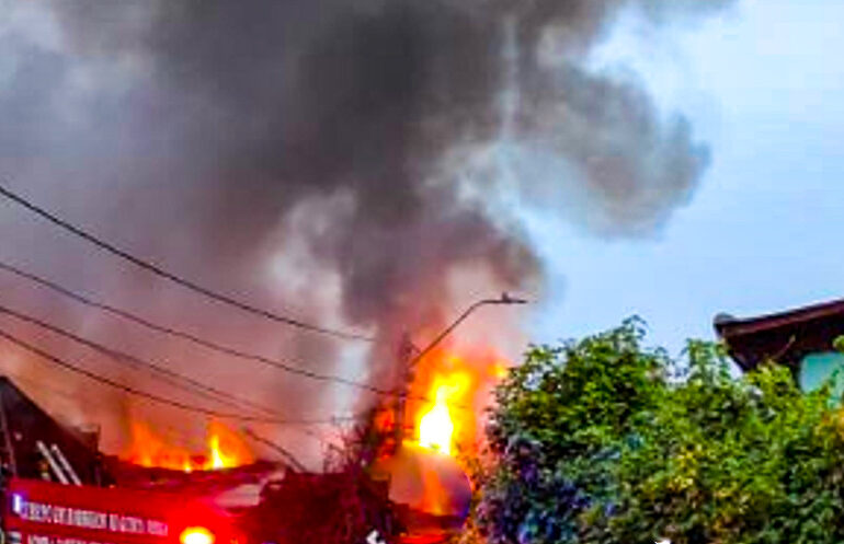 Incendio estructural destruye casa de dos pisos en Pudahuel norte