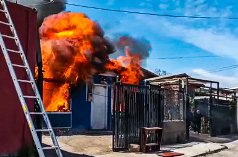 Incendio destruye tres viviendas y deja una cuarta con daños de consideración en Cerro Navia 