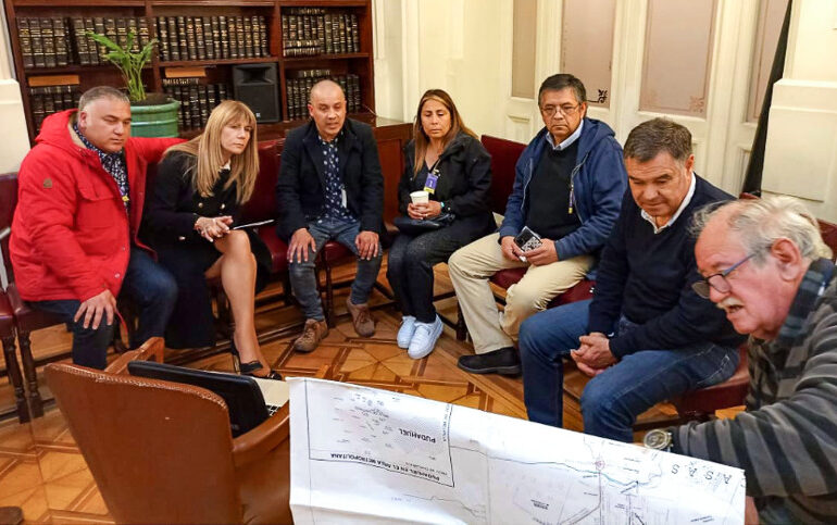 Vecinos se reúnen con senadores para soluciones al proyecto Vespucio Norte