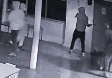 Cámaras de vigilancia registra ingreso de delincuentes a escuela básica de Pudahuel que causó daños y robo